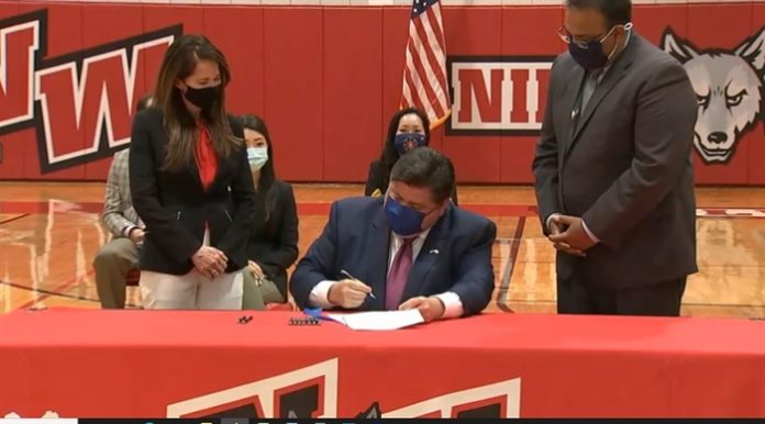 700700p718EDNmainimg-TEAACH-Act-signing-0709