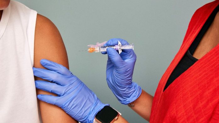 Illinois Department of Public Health Adopts CDC Recommendations for Pfizer-BioNTech COVID-19 Vaccine Boosters,_vaccine,_and_arm_(48546003607) Illinois Department of Public Health Adopts CDC Recommendations for Pfizer-BioNTech COVID-19 Vaccine Boosters