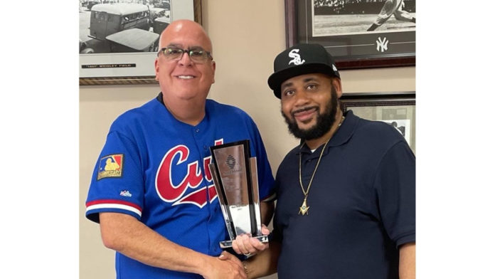 Gonzalez_Darden Chicago Heights Mayor Gonzalez receives Mayor of the Year award from Southland Black Chamber
