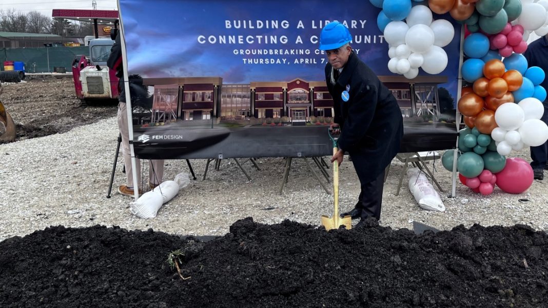 David Moore Connects With Galesburg During National Library Week 