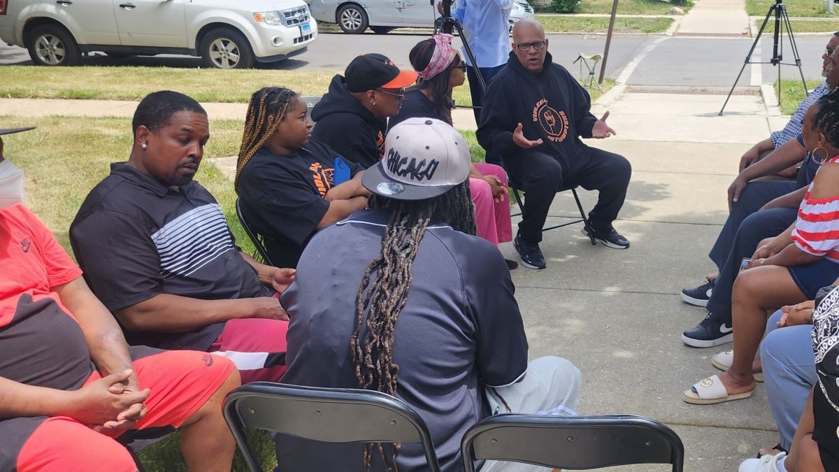 Tio Hardiman Joins South Austin Block Club for Peace Circle Gathering