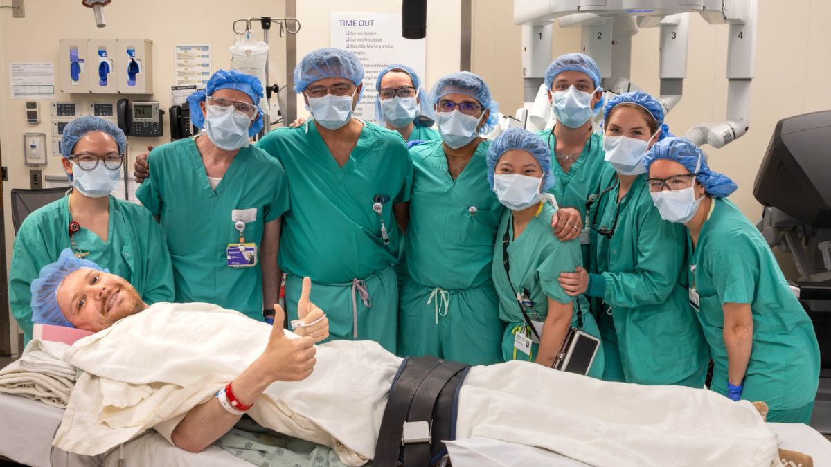 NWM Awake Kidney Transplant(1) Transplant team photo in OR end of surgery