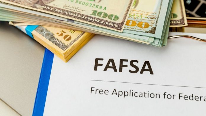 Nearly 470 Illinois High Schools Honored for Boosting Student Financial Aid Completion