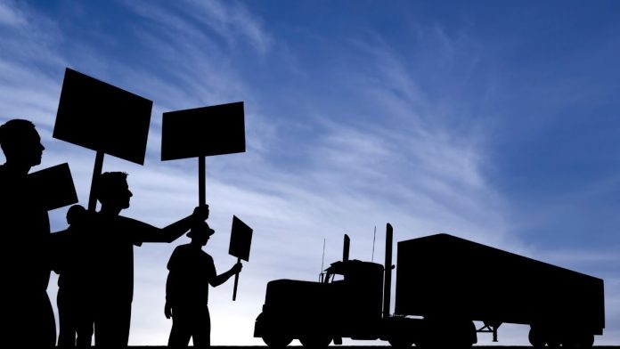 Striking Workers, Elected Officials Urge Illinois International Port District to End QSL America Lease