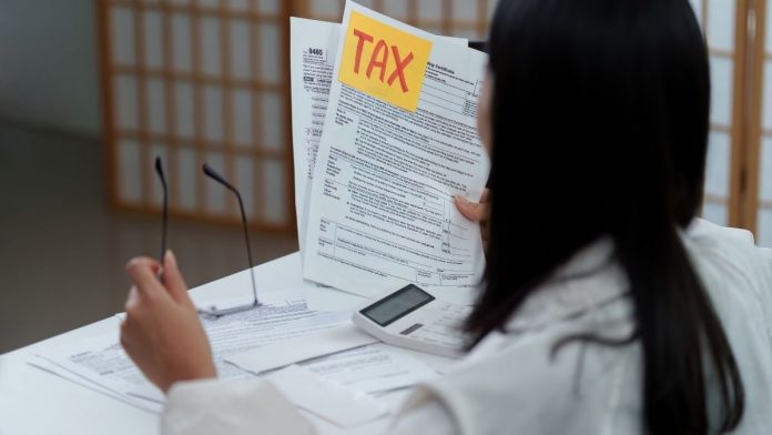 Illinois rejects federal ‘no tax on tips’ rule, keeps state tax on tipped income