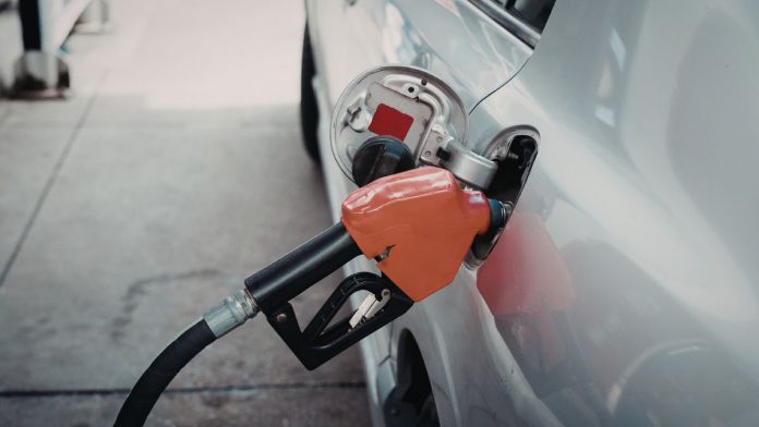 Illinois sees biggest drop in gas prices nationwide, still above $4 average