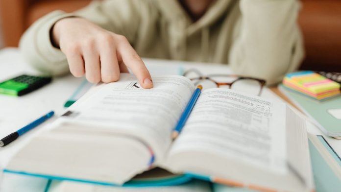 Illinois students being failed by low academic standards, lawmaker says